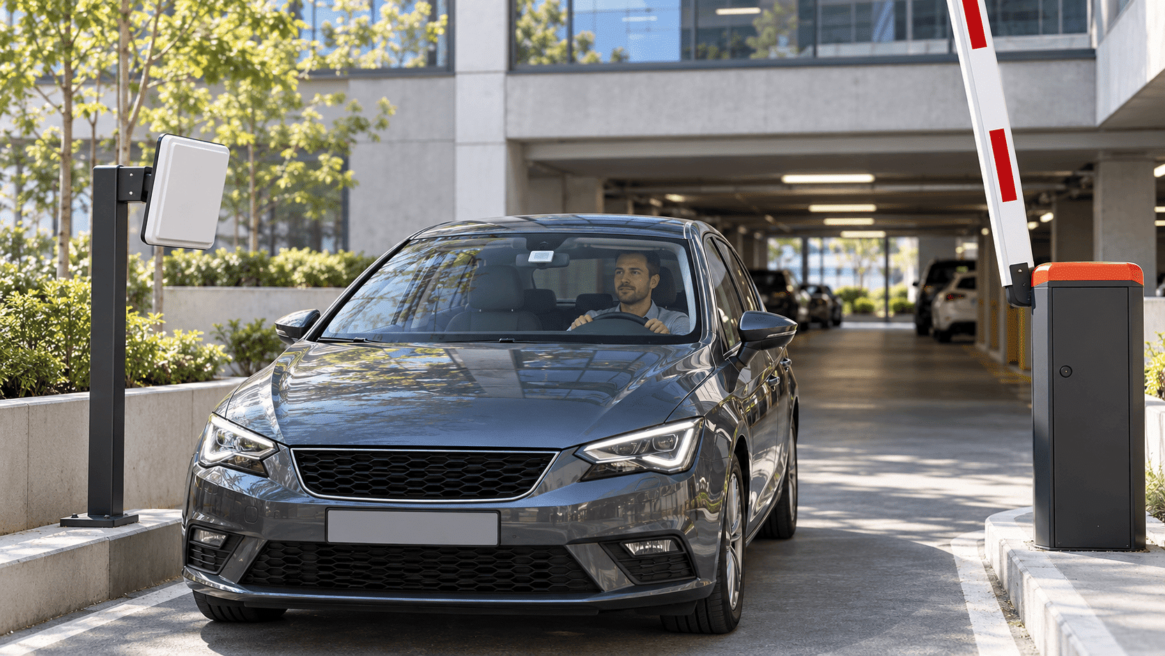 Vehículo en un acceso de parking con lector RFID de largo alcance y barrera automática